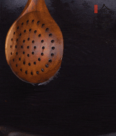 鍋中多倒些花生油，油溫達80度時，下芋頭丁炸 40 秒，直到表皮金黃，撈出待用。