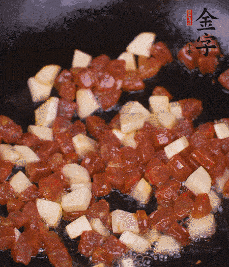 鍋中熱油，下香腸丁、茭白丁大火炒出香味。倒入米飯拍散，炒2～3分鐘。