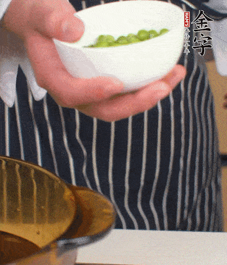 胡蘿卜、豌豆和干花菇焯水。