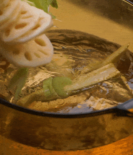 把玉米筍（對半切開）、西芹（切斜片）、蓮藕（切片），放入開水鍋內(nèi)，加點少許鹽、油，汆燙2分鐘。