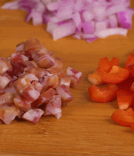 黃椒、紅椒、白洋蔥、土豆、大蔥分別切丁。金字10°鮮低溫香腸切丁。