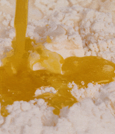 加融化的30g黃油（要不熱再倒）、黃椒、紅椒、白洋蔥、土豆、大蔥、香腸繼續(xù)攪拌均勻。