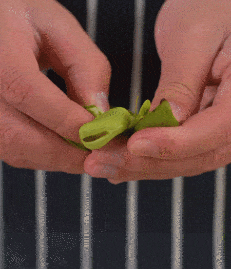 選用鮮嫩蠶豆，剝去外殼留下豆米洗凈，掰開成兩瓣。