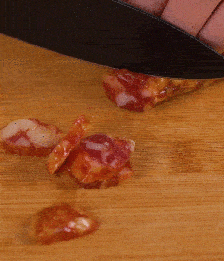 香腸切薄片。