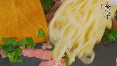 鍋中倒油燒熱，蒜片煸香，淡火腿略翻炒。