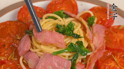 加菜花翻炒1分鐘后加意面，翻炒1分鐘后用少許鹽、黑胡椒調(diào)味即可。