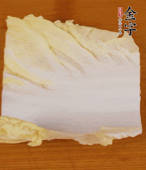 一片白菜一片淡火腿交替疊起，疊個兩三層放進(jìn)鍋內(nèi)，直到塞滿鍋。