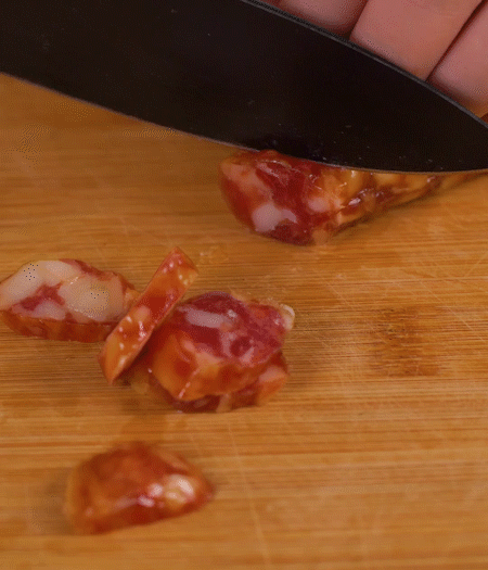 香腸切薄片。