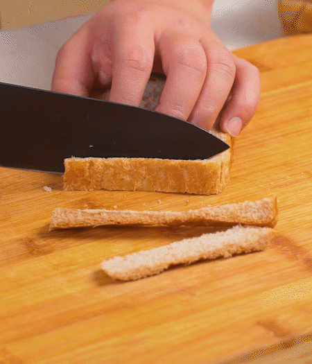 取1片黑麥吐司片，去掉邊邊，涂上一層蛋黃醬。