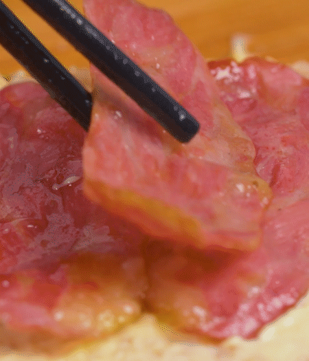 放上火腿、芝士片、生菜，再放一片土司。