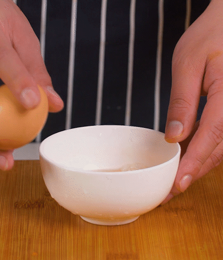 起鍋熱油，蛋液煎成雞蛋碎。金字淡咸肉切成絲。