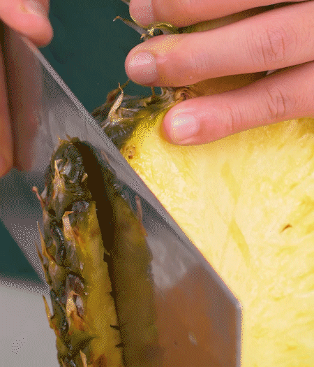 鳳梨去皮把果肉切塊，醬肉切小塊。