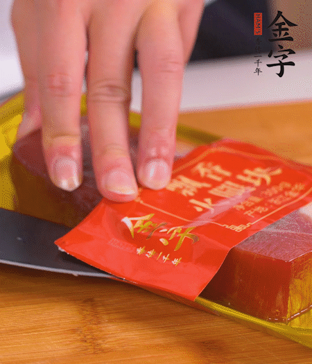 金字火腿切片，生姜切絲，蔥白切末。