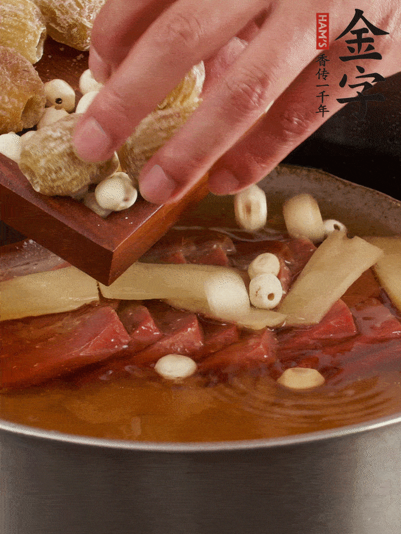 待冰糖融化后，放入蜜棗、蓮子同蒸25分鐘左右。