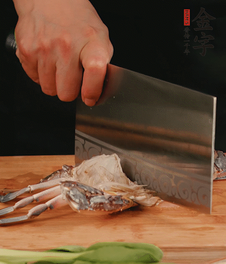 蟹殼拆開，去掉蟹肺、蟹心、蟹腮，切成4小塊。