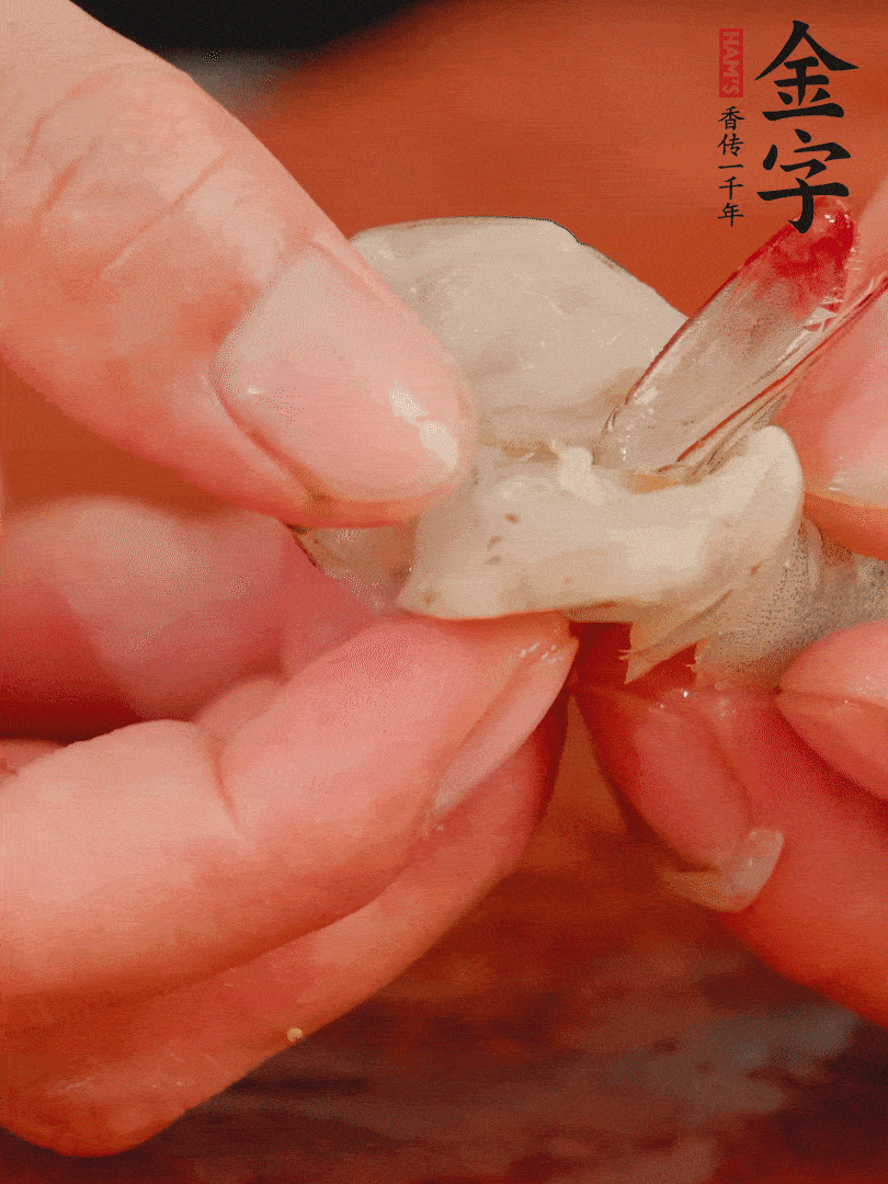 鮮蝦去掉蝦線，翻轉(zhuǎn)蝦尾做個(gè)好看的照型。