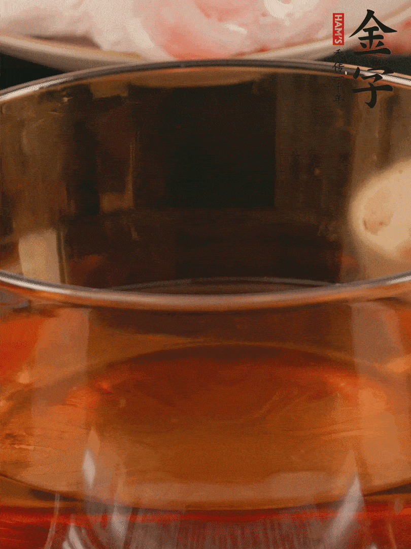 雞腿冷水入鍋，加姜片料酒焯水，撈出溫水洗凈。