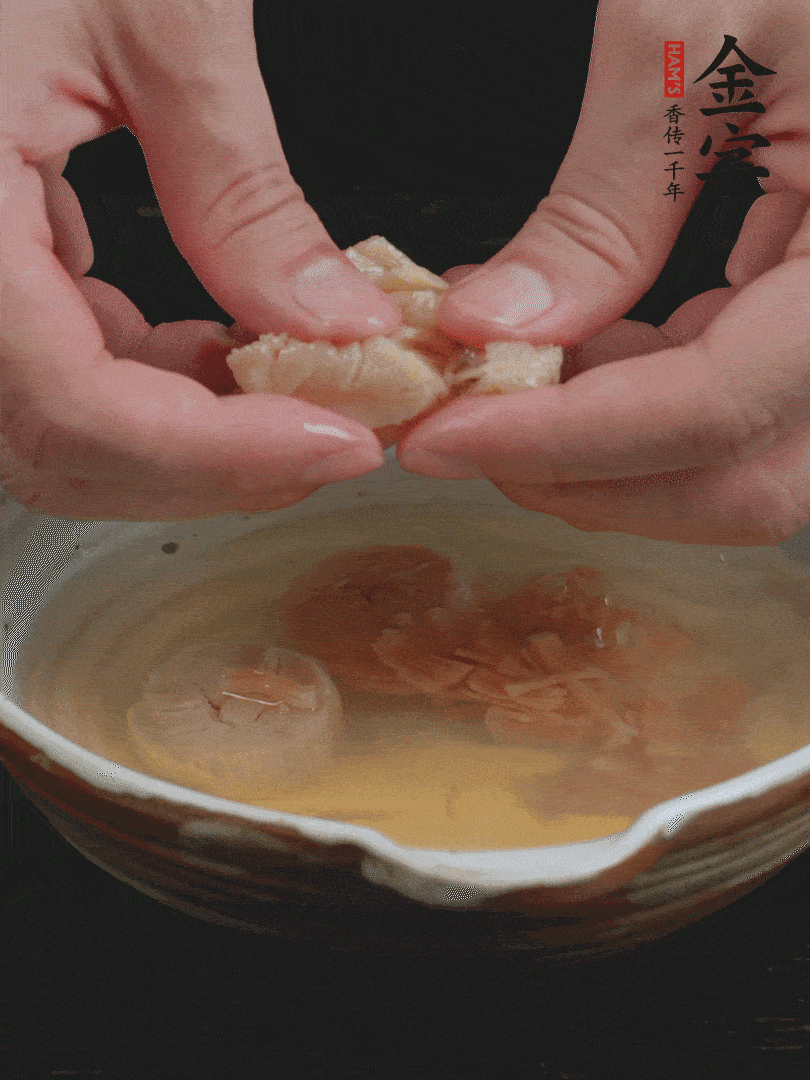 元貝溫水泡發(fā)，拆成細(xì)絲。