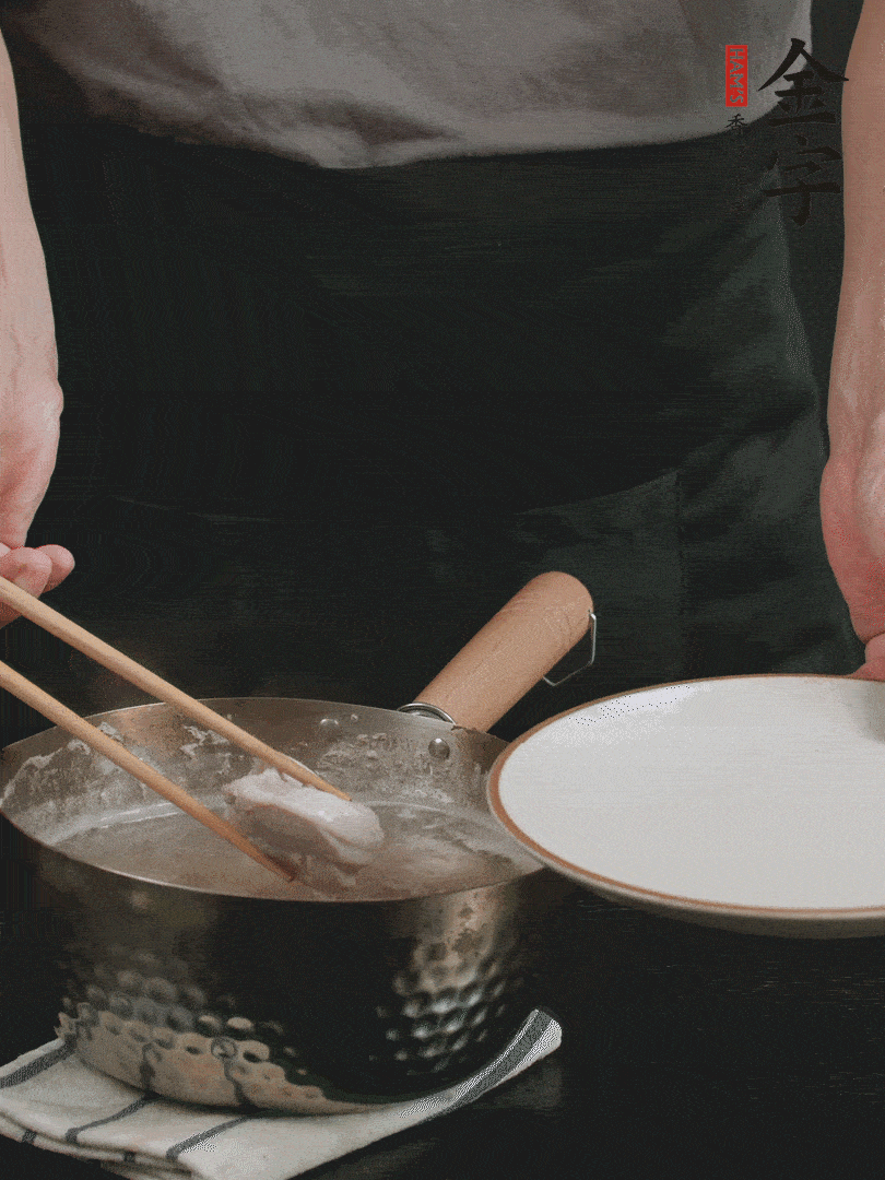 雞塊冷水下鍋，加姜片、料酒焯水，撈出洗凈備用。