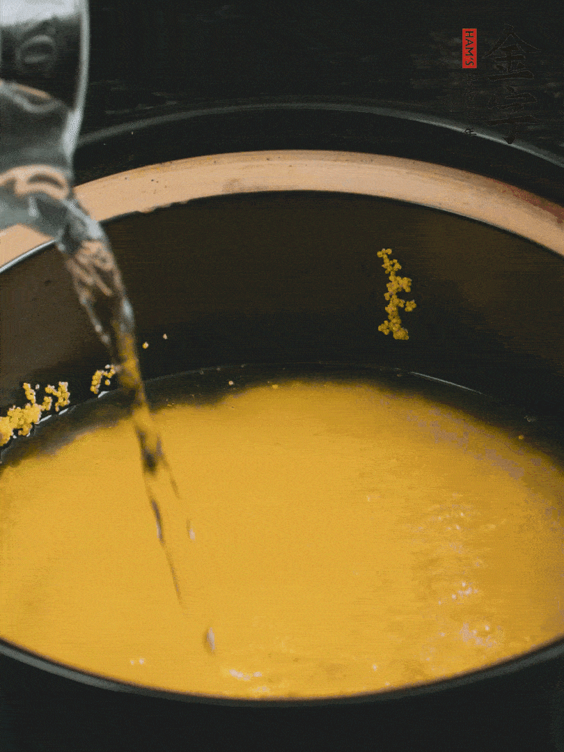 小米洗凈后，加水小火煲1個(gè)小時(shí)。