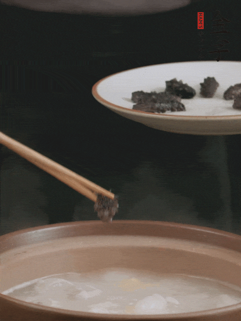 期間雞湯燉到80分鐘時(shí)，加小海參再燉10分鐘。