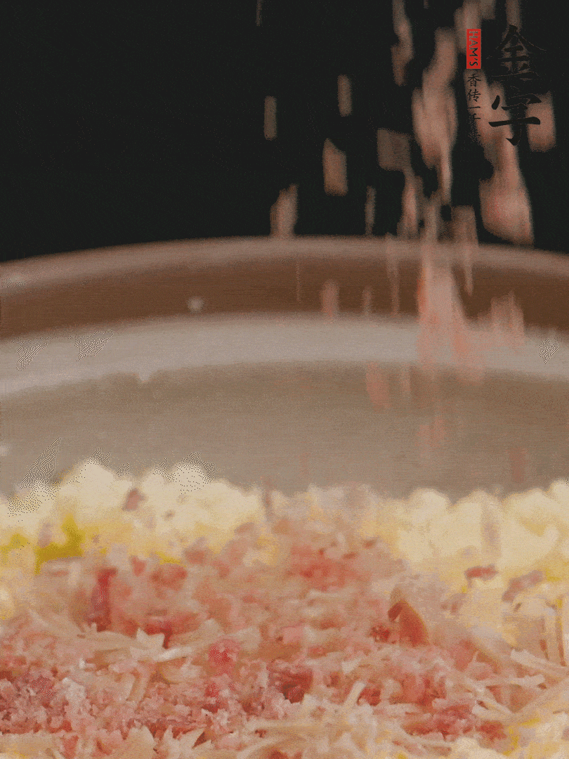 加雞湯沒(méi)過(guò)，放干貝絲、火腿末、小海參。