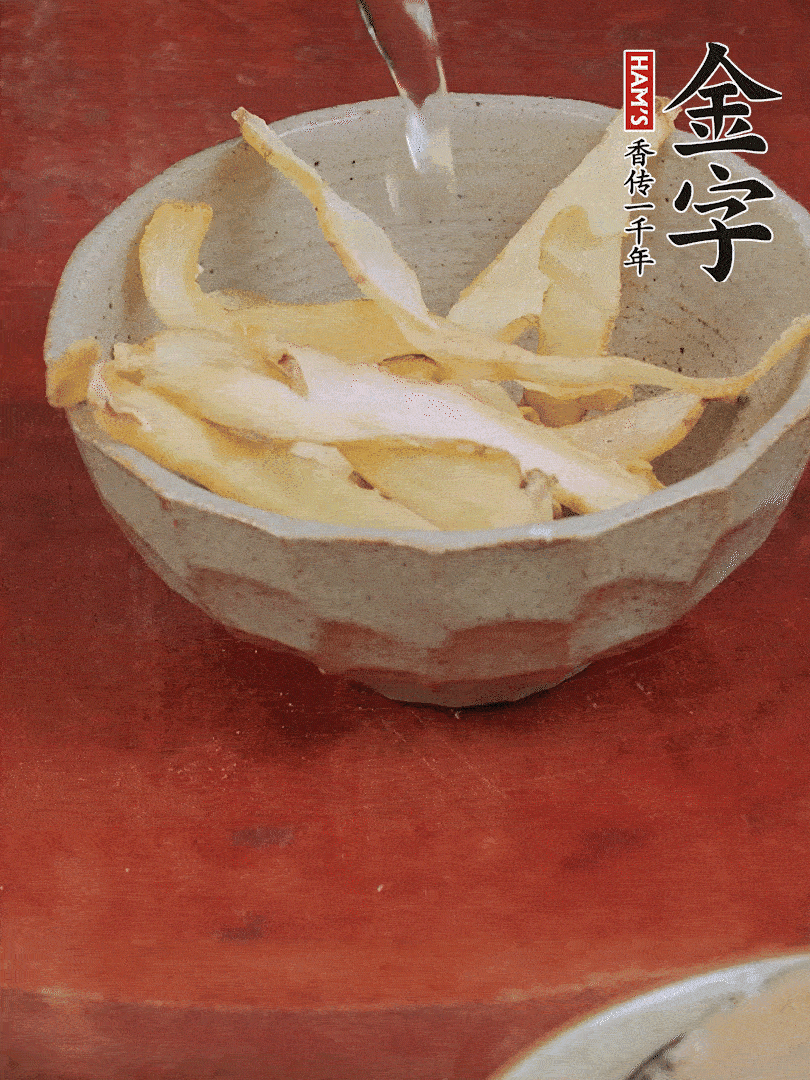 玉竹、花菇分別清水泡發(fā)。