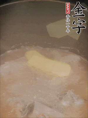 排骨洗凈，加生姜、黃酒焯水，溫水洗凈備用。