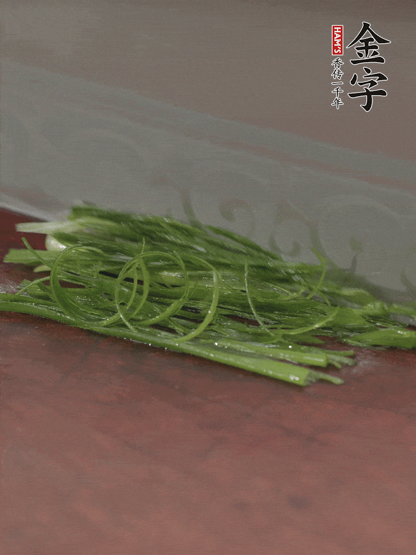 生姜切薄片，紅椒切細(xì)絲，小蔥蔥綠切細(xì)絲，泡入冰水中保持新鮮。