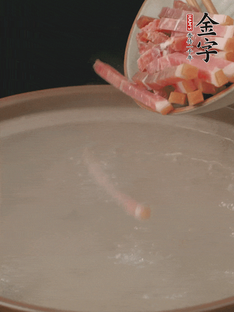 金字火腿切絲，熱水下鍋，放火腿燉煮15分鐘。