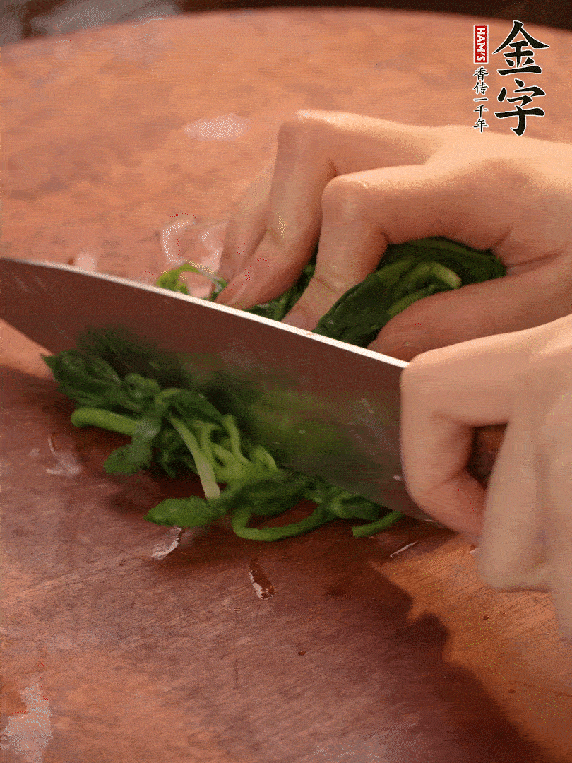 晾涼拽干水份，切碎備用。