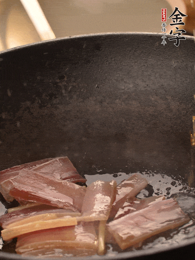 再下春筍繼續(xù)翻炒。