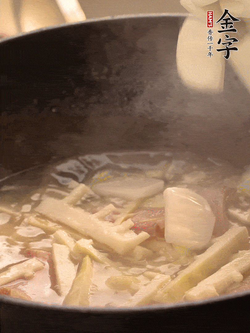 加一點(diǎn)開水后，放年糕燜2分鐘至軟。