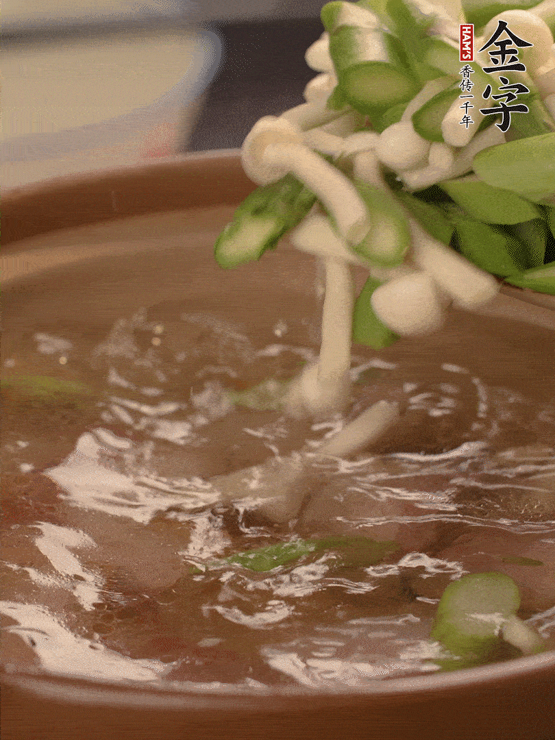 咸肉肥肉部分變透明時，加清水，放蘆筍、白玉菇大火煮開。