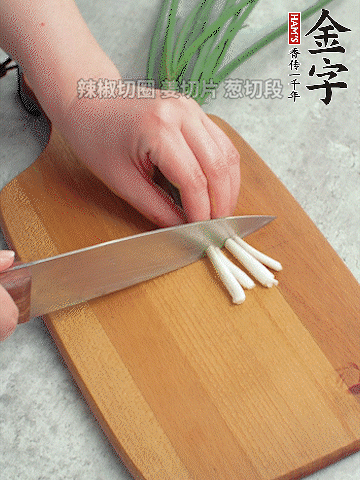 切好的咸肉鋪在碗邊，然后把千張放在中間。