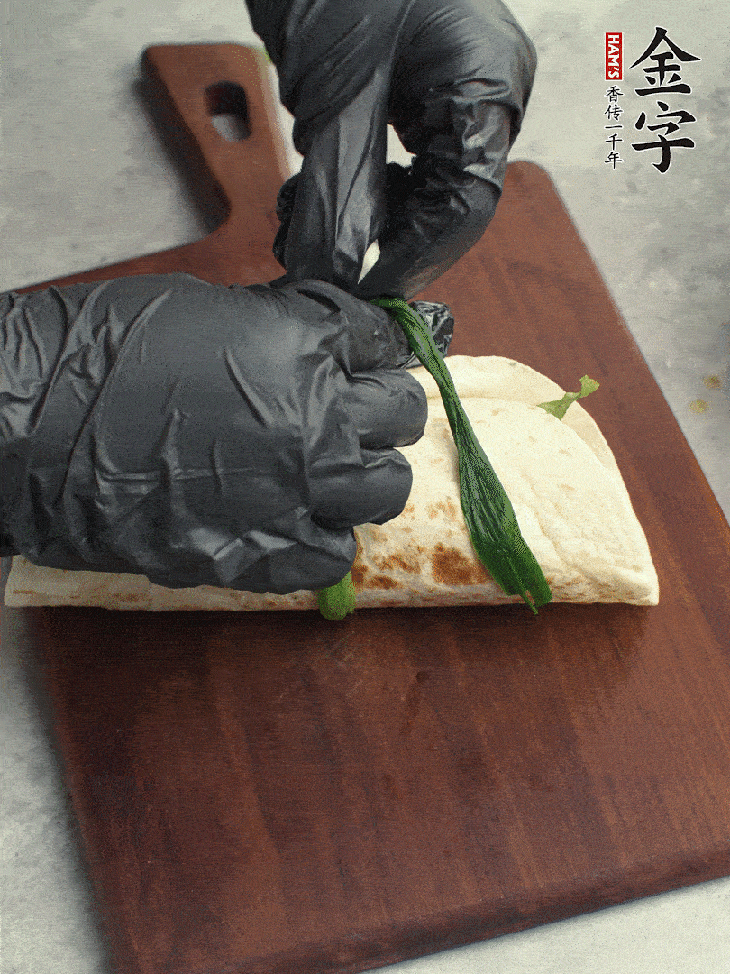 用焯過水的小蔥打結(jié)。