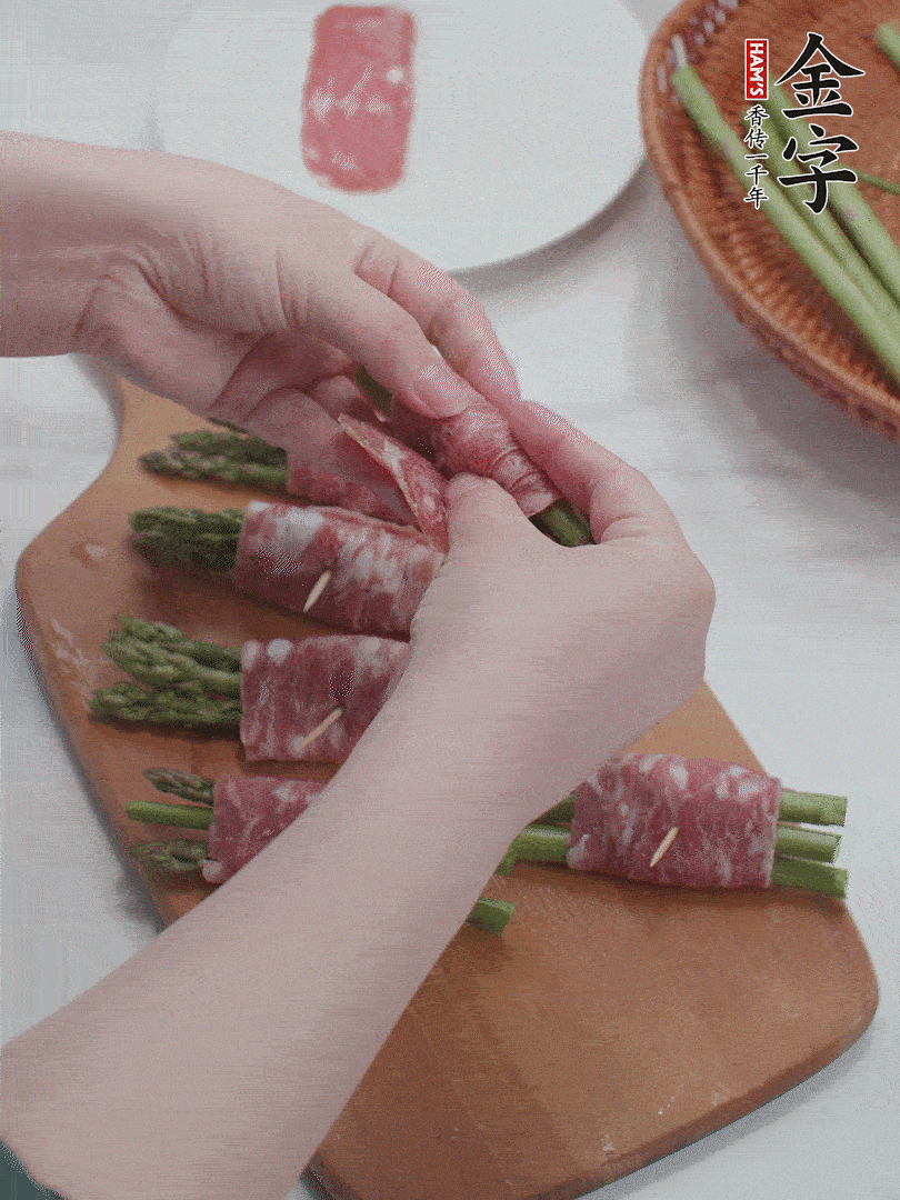 蘆筍切小段，蘆筍段用金字培根火腿卷起。