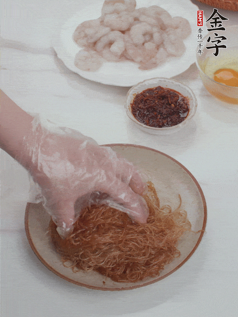 粉絲泡軟后，入沸水煮10秒，撈出后加1/2勺老抽、1/2勺食用油挑松。