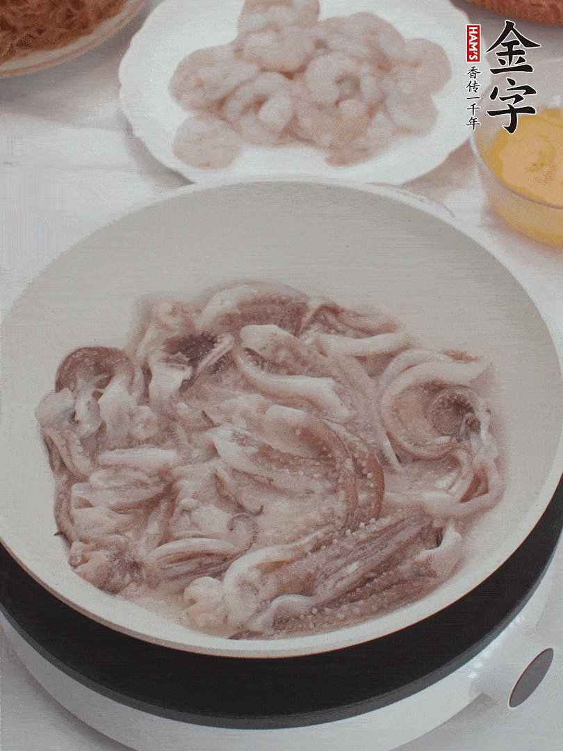 蝦仁、魷魚(yú)滑油，蛋液炒制半熟。