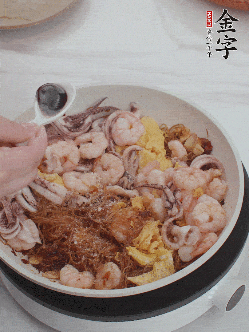 放1/3勺鹽、1/3勺雞精、1/3勺糖、2/3勺生抽調(diào)味。