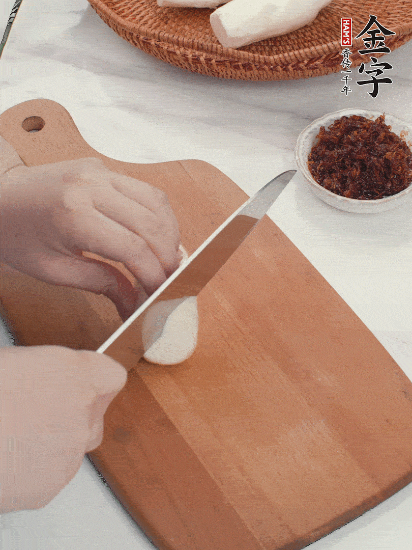 茭白剝殼，洗凈后切滾刀塊。