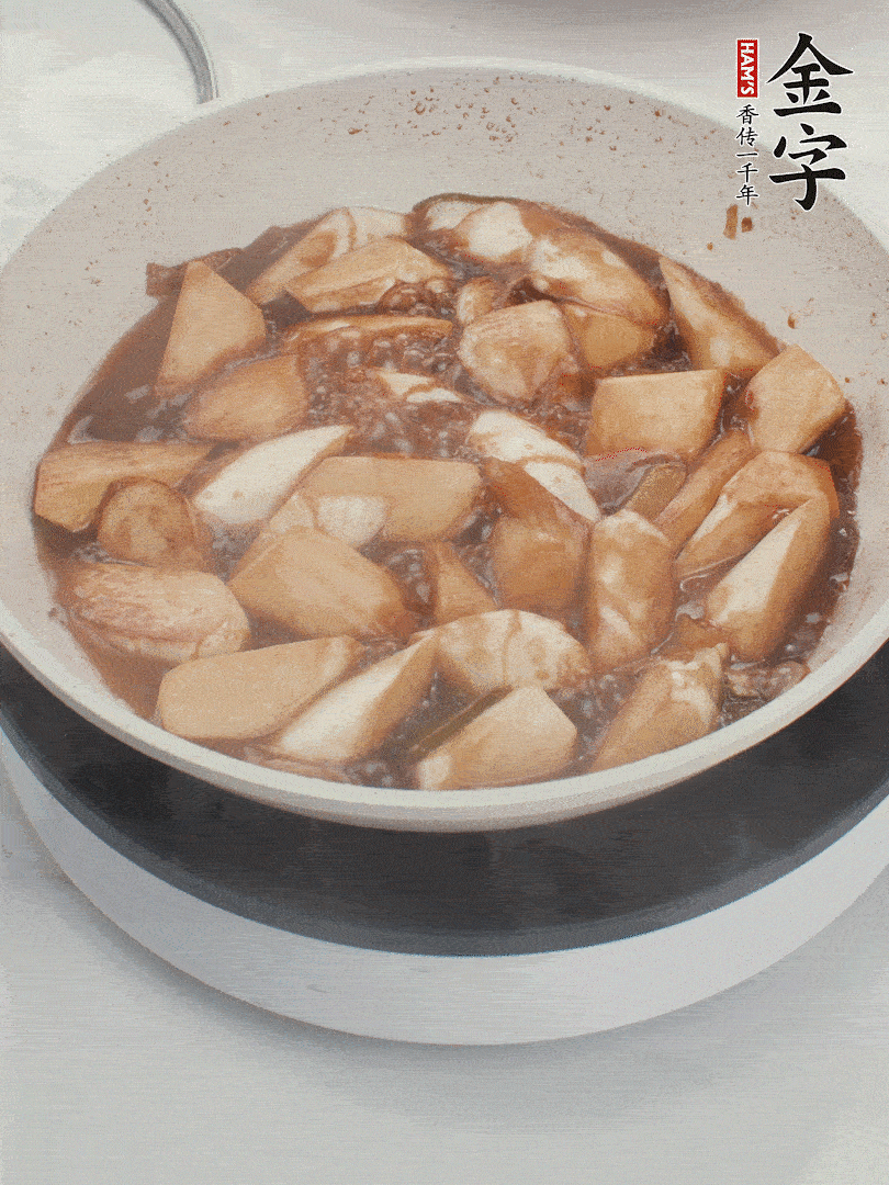 待茭白煸到微微發(fā)黃加入調(diào)好的味汁翻炒。加一小碗清水蓋蓋子燜3-4分鐘。