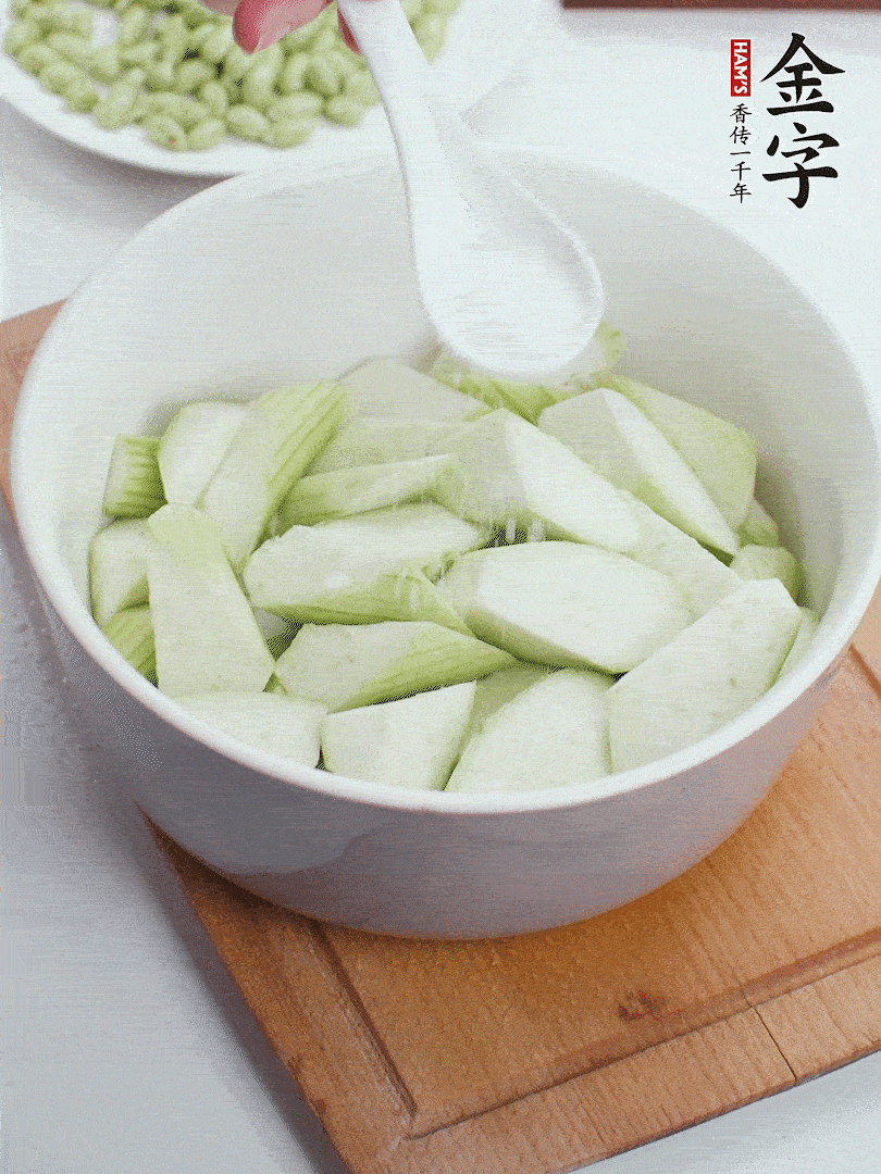 水中加1勺鹽浸泡，防止變黑。