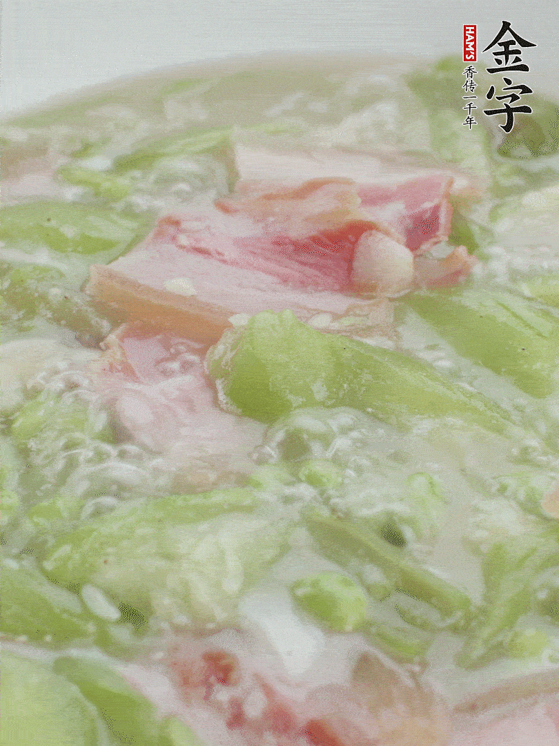 加一點熱水、白胡椒粉、雞精翻炒1分鐘。