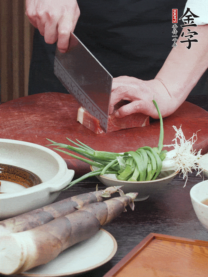 金字火腿切片；姜切片。