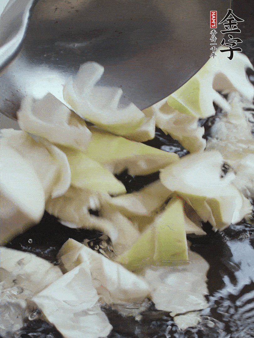 新鮮春筍去老根，剝殼切滾刀塊焯水去澀。