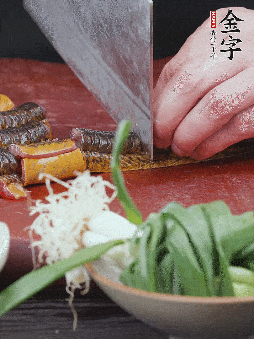 黃鱔去內(nèi)臟洗凈，切花刀斬段。沸水下鍋，加黃酒焯水去血沫。