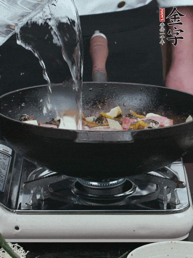 加適量黃酒，倒清水沒過。