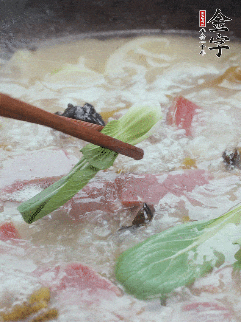 撈出蔥結(jié)，小菜心點(diǎn)綴。