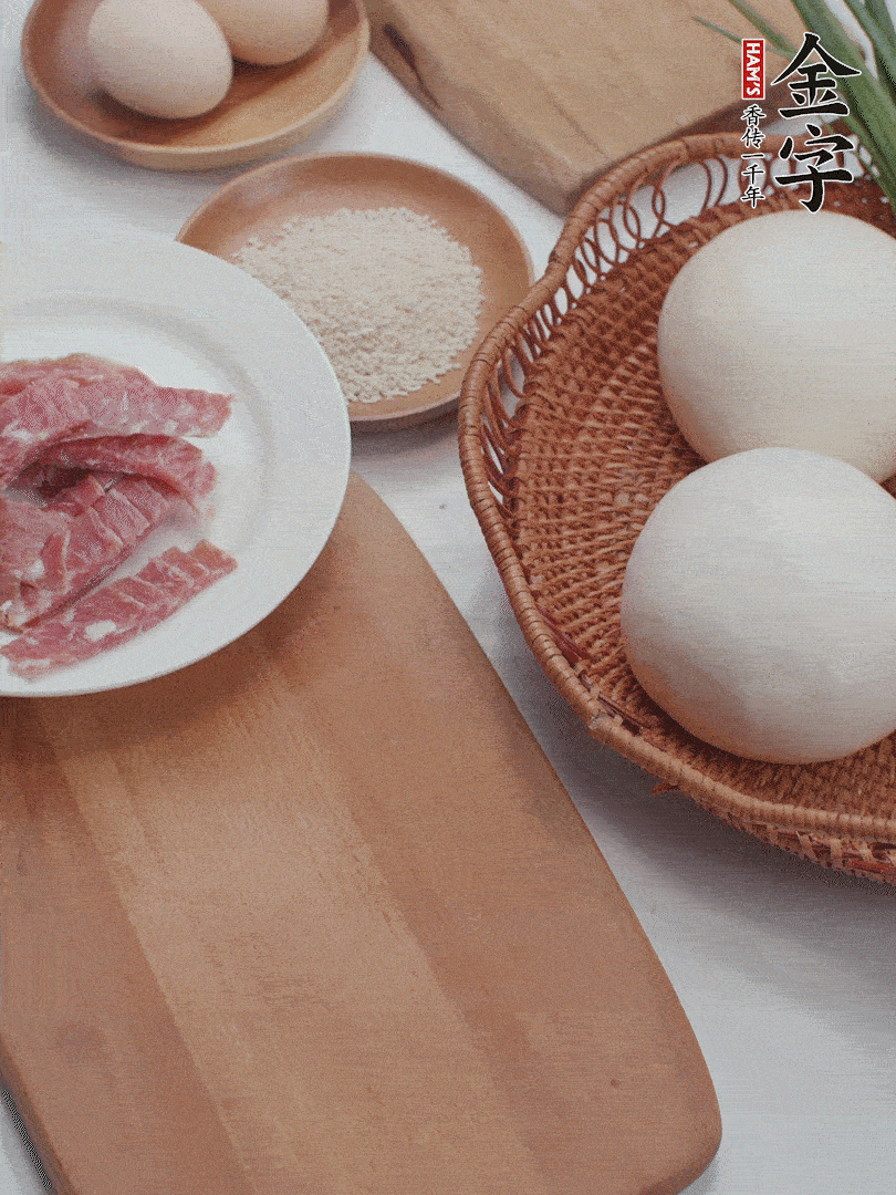 金字培根火腿切小片；饅頭、洋蔥切??；香蔥切丁。